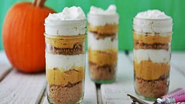 Pumpkin Pie Parfaits - Easy Thanksgiving Desserts