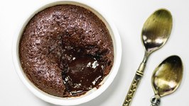 Lava Cake In Cooker / Pressure Cooker Chocolate Lava Cake / Eggless Baking Without Oven