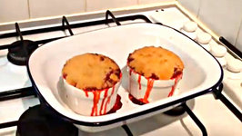 Individual Strawberry and Apple Crumbles In 51 Seconds