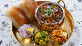Puneri Misal Recipe In Marathi - Maharashtrian Misal Pav - Sonali