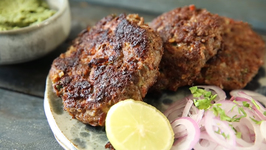 Chapli Kebab Recipe - Pakistani Mutton Chapli Kabab - Street Food - Smita