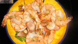 Perfectly fried shrimps with garlic